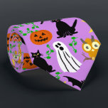 Halloween Theme Collage Toss Pattern Purple Krawatte<br><div class="desc">Dieses skurrile Halloween-Spielmuster ist meist in Orange und Schwarz auf einem lila Hintergrund gehalten. Weiße Geister, schwarze Katzen und Fledermäuse, orangefarbene Kürbis und hellorangefarbene Eulen. Es ist ein niedliches Cartoon-Design, das Ihnen beim Feiern in Ihrem spöttischen Party hilft. Dieses Design eignet sich für ein Party von Kindern und für ein...</div>