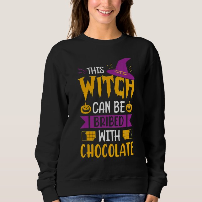 Halloween This Witch Can Be Bribed With Chocolate  Sweatshirt (Vorderseite)