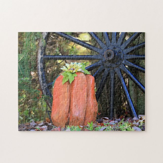 Halloween Time Wood Carved Pumpkin und Wagon Wheel (Horizontal)