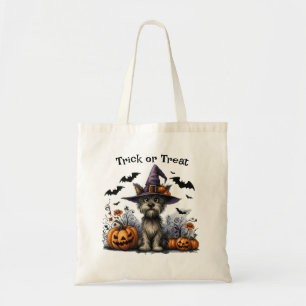 Halloween Trick oder Treat Hund in einem Hexenhut Tragetasche