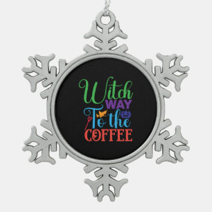 Halloween Witch Way To The Coffee Schneeflocken Zinn-Ornament