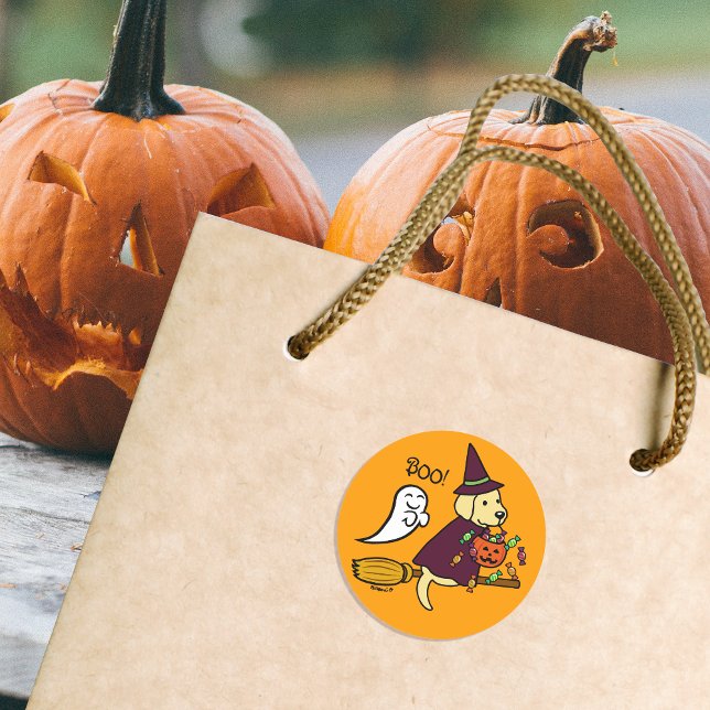 Halloween Yellow Labrador und Broom Runder Aufkleber (Halloween Yellow Labrador and Broom Stickers for Labrador Owners.  Cute Cartoon Design.)