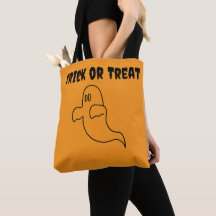 Halloweenliebhaber beim Trick-or-Treat spielen als