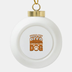Halt mein Bier, ich muss diesen Hund streicheln Lu Keramik Kugel-Ornament
