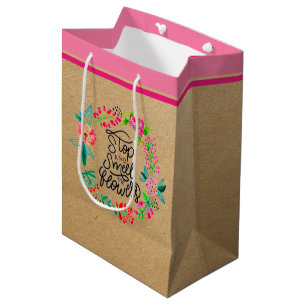Halt und rieche an den Blumen mittlerer Geschenkbe Mittlere Geschenktüte