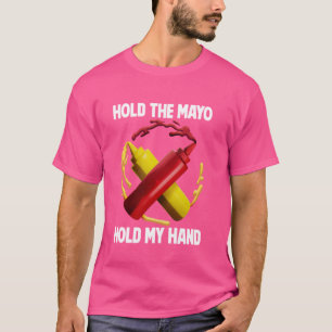 Halten Sie die Mayo-Festung in meiner Hand mit dem T-Shirt