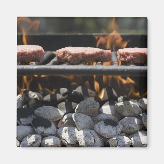 Hamburger kochen auf Grill Magnet (Vorne)