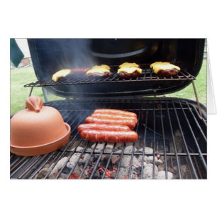 Hamburgers grillés et carte de chiens chauds