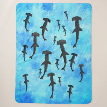 Hammerhead-Haifischschule in der Silhouette