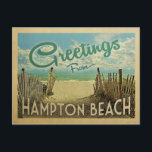 Hampton Beach Vintage Travel Postkarte<br><div class="desc">Dieses Vintage Design aus der Postkarte von Hampton Beach besticht durch einen Sandstrand mit türkisblauem Meerwasser und einen blauen Himmel mit blauen,  blauen Wolken. Im Vintage Reisen Stil.</div>