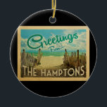 Hamptons Beach Vintage Travel Keramik Ornament<br><div class="desc">Dieses Greetings From The Hamptons Vintage Postkartendesign besticht durch einen Sandstrand mit türkisblauem Meerwasser und einen blauen Himmel mit blauen,  blauen Wolken. Im Vintage Reisen Stil.</div>
