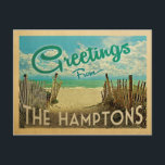 Hamptons Beach Vintage Travel Postkarte<br><div class="desc">Dieses Greetings From The Hamptons Vintage Postkartendesign besticht durch einen Sandstrand mit türkisblauem Meerwasser und einen blauen Himmel mit blauen,  blauen Wolken. Im Vintage Reisen Stil.</div>