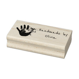 Hand des Künstlers mit Briefmarke aus lackiertem G Gummistempel