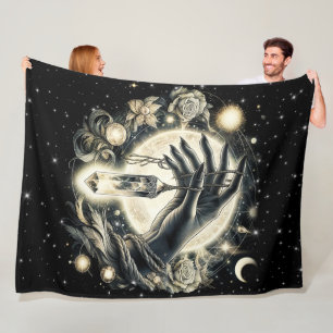 Hand, die einen Kristall unter dem Mondlicht hält Fleecedecke