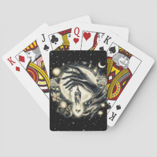 Hand, die einen Kristall unter dem Mondlicht hält Spielkarten