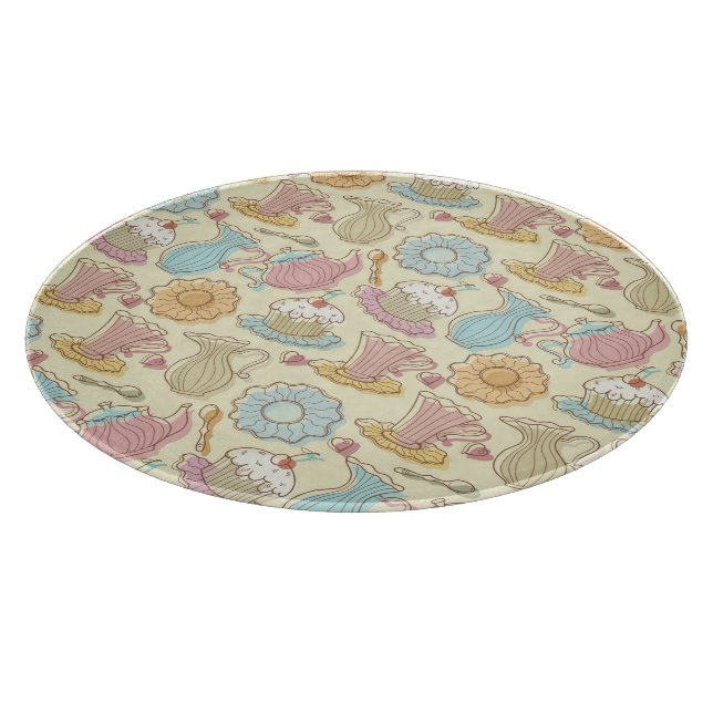 Hand, die Geschirr-Silhouetten zeichnet Schneidebrett (Ecke)