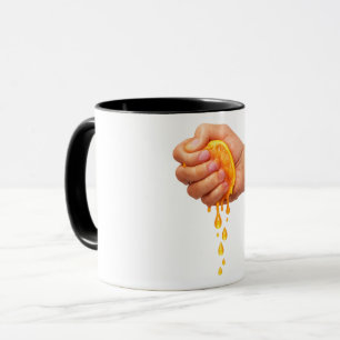 „Hand, die saftige Orange ausdrückt – Frischer Zit Tasse