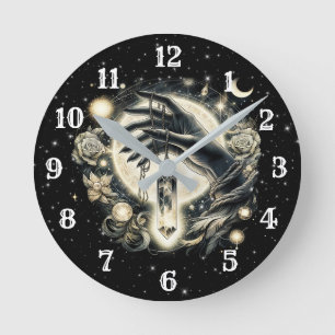 Hand, die unter dem Mondlicht einen Kristall hält Runde Wanduhr