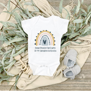 Hand, die von meinem Oma im Himmelstau für die Erd Baby Strampler