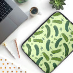 Hand Drawn Dill Pickle Muster Laptopschutzhülle<br><div class="desc">Dieses Muster ist eine Art dill ;) mit handgezeichneten Dilleröckeln,  komplett mit Details von Dill-Sprigs,  Set vor einer hellgrünen Kulisse im Schatten von Saft. Ideal für Pickle-Liebhaber und Feinschmecker,  um einen Hauch von Spaß und Persönlichkeit hinzuzufügen!</div>
