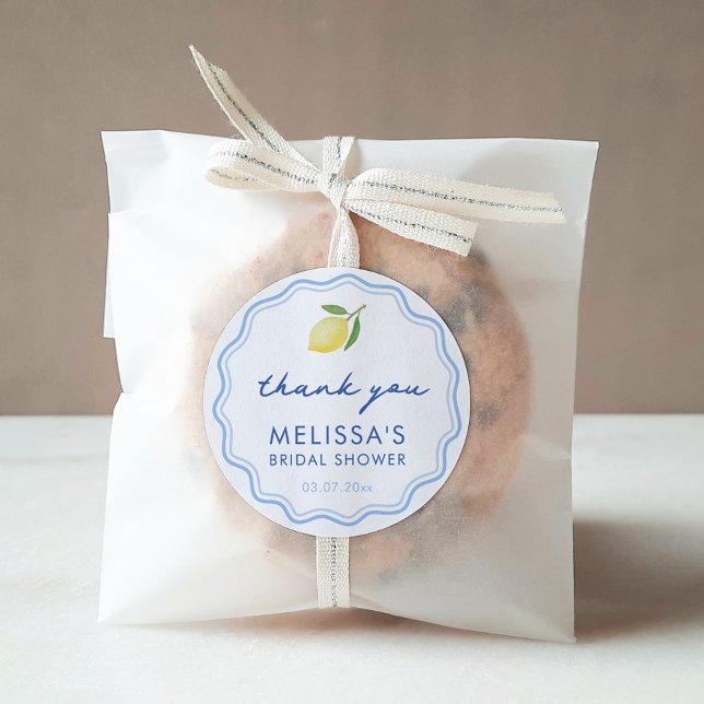 Hand-drawn Dolce Vita Lemon Bridal Shower Favor Runder Aufkleber (Dolce Vita Lemons With Blue wavy line doodle border fresh and modern bridal shower favor stickers)