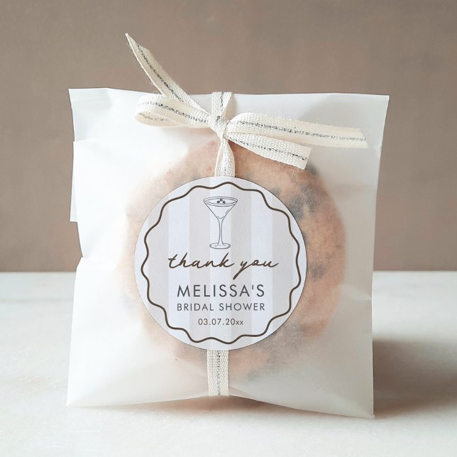 Hand-drawn Espresso Martini Bridal Shower Favor Runder Aufkleber (Modern espresso martini coffee theme bridal shower favor stickers with hand-drawn doodle elements)