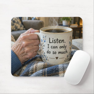 Hand einer älteren Frau, die eine Kaffeetasse hält Mousepad