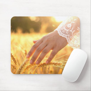 Hand einer Frau berührt Weizenähren Mousepad
