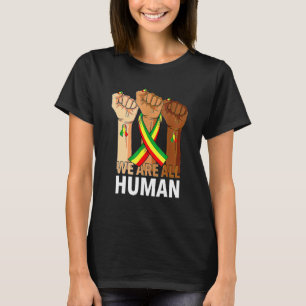 Hand Faust Wir sind alle menschlich Afrikanischer  T-Shirt