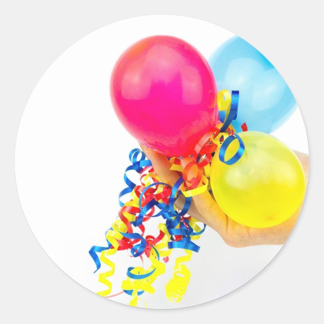 Hand geben bunte Ballons mit Bändern Runder Aufkleber (Vorderseite)