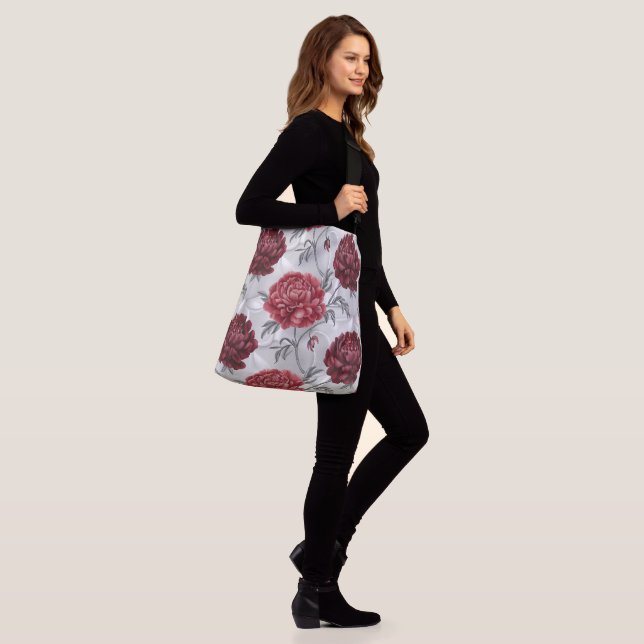 Hand Gezeichnet Peony Tote Bag - Eleganter Crimson Tragetaschen Mit Langen Trägern (Am Model)