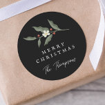 Hand gezeichnete florale Schwarze Weihnachtsgesche Runder Aufkleber<br><div class="desc">Feiern Sie die Saison mit Eleganz und Stil mit unseren schönen und modernen handgezeichneten floralen Aufklebern. Handgezeichnet Blätter,  Beeren und zarte cremige Blumen auf schwarzem Hintergrund verleihen der Touch einen raffinierten Charme.</div>