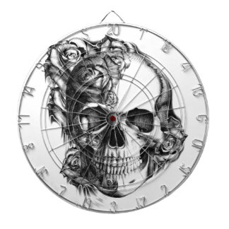 Hand gezeichneter Rosenschädel in Schwarzweiss. Dartscheibe