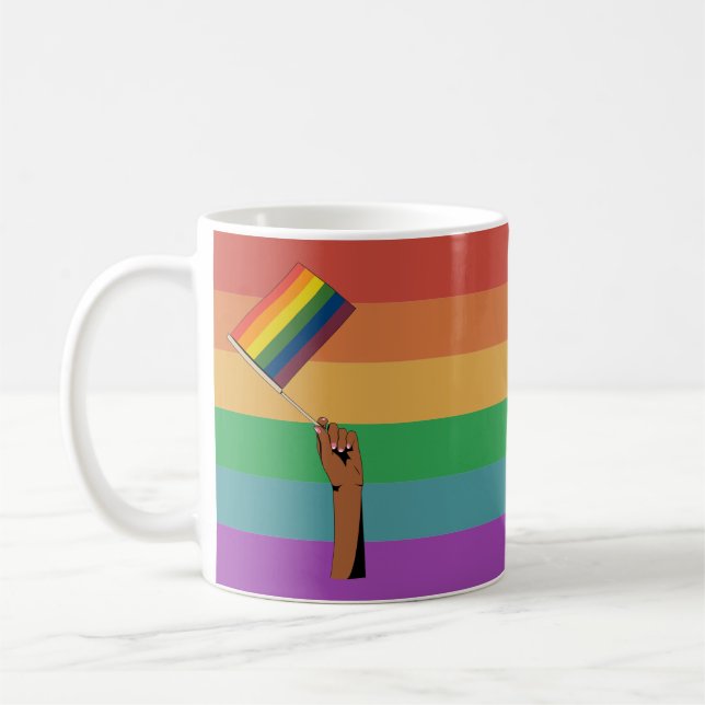 Hand hält Pride-Flagge Kaffeetasse (Links)