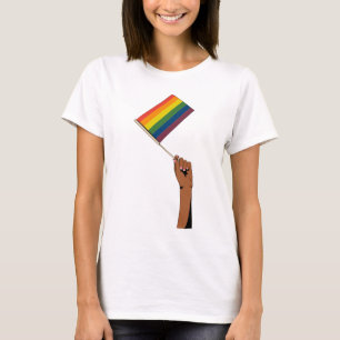 Hand hält Pride-Flagge T-Shirt