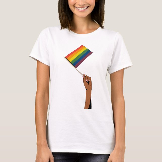 Hand hält Pride-Flagge T-Shirt (Vorderseite)