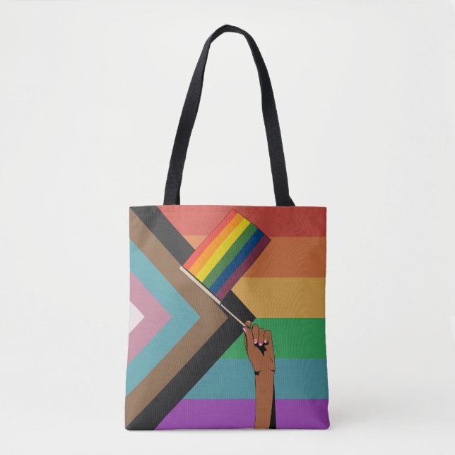 Hand hält Pride-Flagge Tasche (Vorderseite)