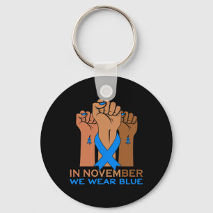 Hand im November tragen wir Blaues Diabetes-Bewuss Schlüsselanhänger