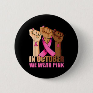 Hand im Oktober tragen wir rosa Brustkrebs-Bewusst Button