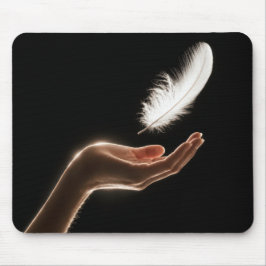 Hand loslässt eine weiße Feder Mousepad