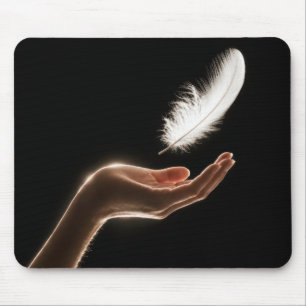 Hand loslässt eine weiße Feder Mousepad