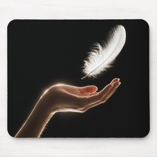 Hand loslässt eine weiße Feder Mousepad (Vorne)