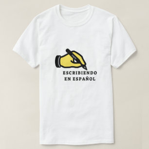 Hand mit Bleistift und Text: escribiendo en T-Shirt