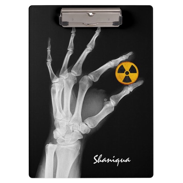 Hand mit einem Radiationssymbol  Klemmbrett (Vorderseite)