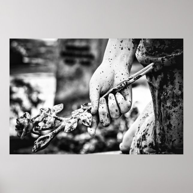 Hand mit einer Friedhofskulptur der Rose Poster (Vorne)