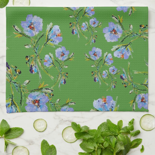 Hand-Painted Blue Flowers on Lovely Green Tea Towe Geschirrtuch (Gefaltet)