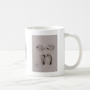 Hand und Füße druckt im Florida-Strandsand Kaffeetasse