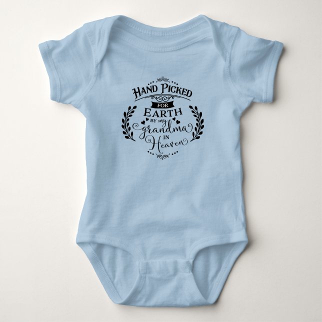 Hand von meiner Oma in Heaven Blue Boy gepickt Baby Strampler (Vorderseite)