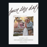 Handbrush Letting | Save the Date Fotokarte<br><div class="desc">Ein klassisch minimales Save the Date balanciert einen bemalten Foto-Effekt und gebürstete Handschrift,  um eine künstlerische Touch dieser raffinierten und modernen Foto Save the Date Karte zu geben. Ein Achteckmuster in der Aquarellfarbe fügt der Karte eine moderne Touch hinzu.</div>