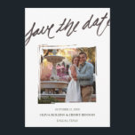 Handbrush Letting | Save the Date Fotokarte<br><div class="desc">Ein klassisch minimales Save the Date balanciert einen bemalten Foto-Effekt und gebürstete Handschrift, um eine künstlerische Touch dieser raffinierten und modernen Foto Save the Date Karte zu geben. Ein Achteckmuster in der Aquarellfarbe fügt der Karte eine moderne Touch hinzu.</div>